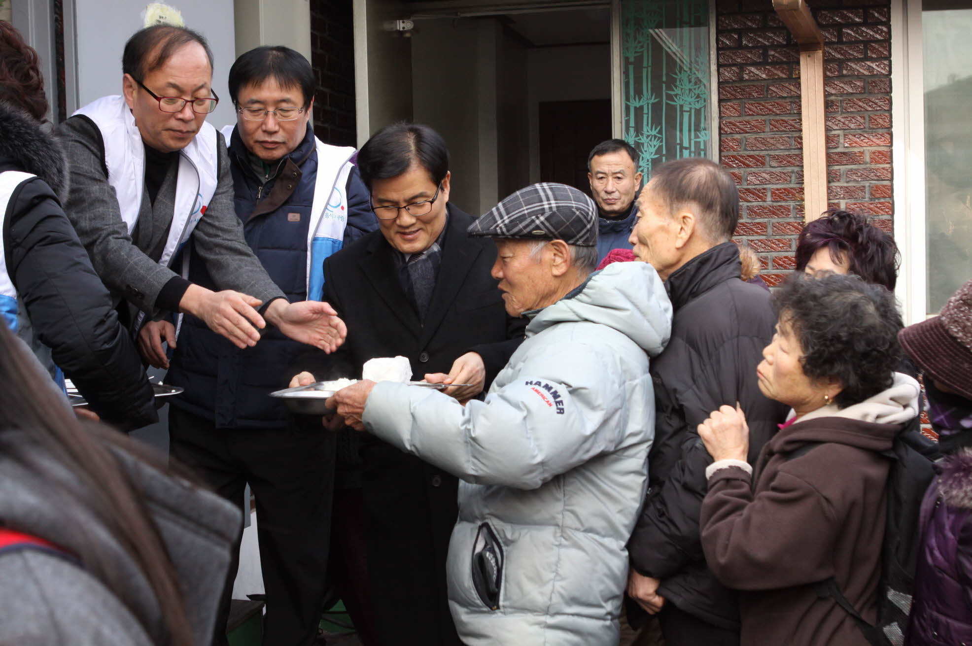 엄동설한에 따뜻함을 전하는 장안구 외식업지부